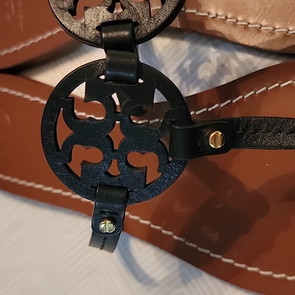 TORY BURCH BLACK GABRIEL THONG SANDALS - Picture 7 of 9